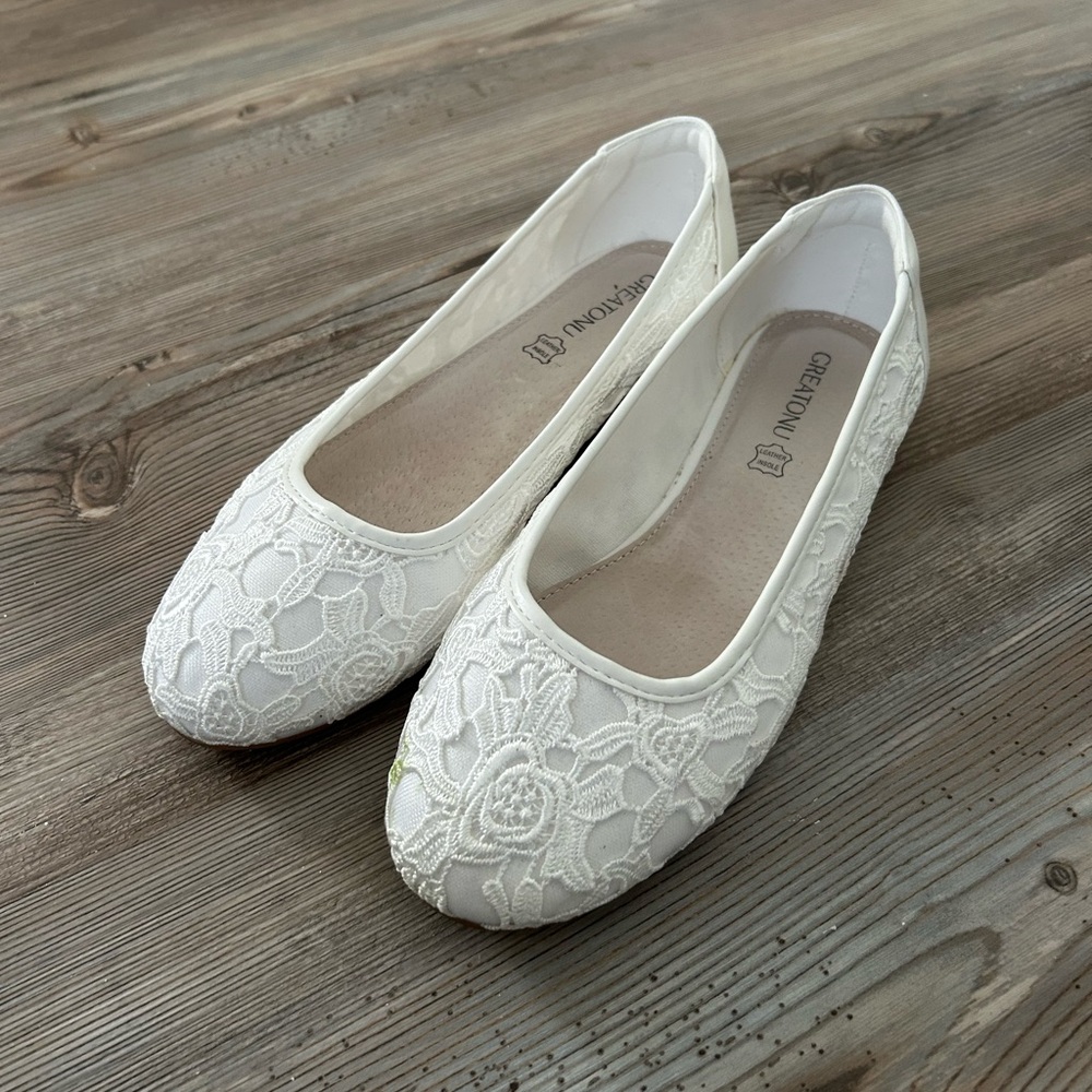 Women’s White Lace Flats